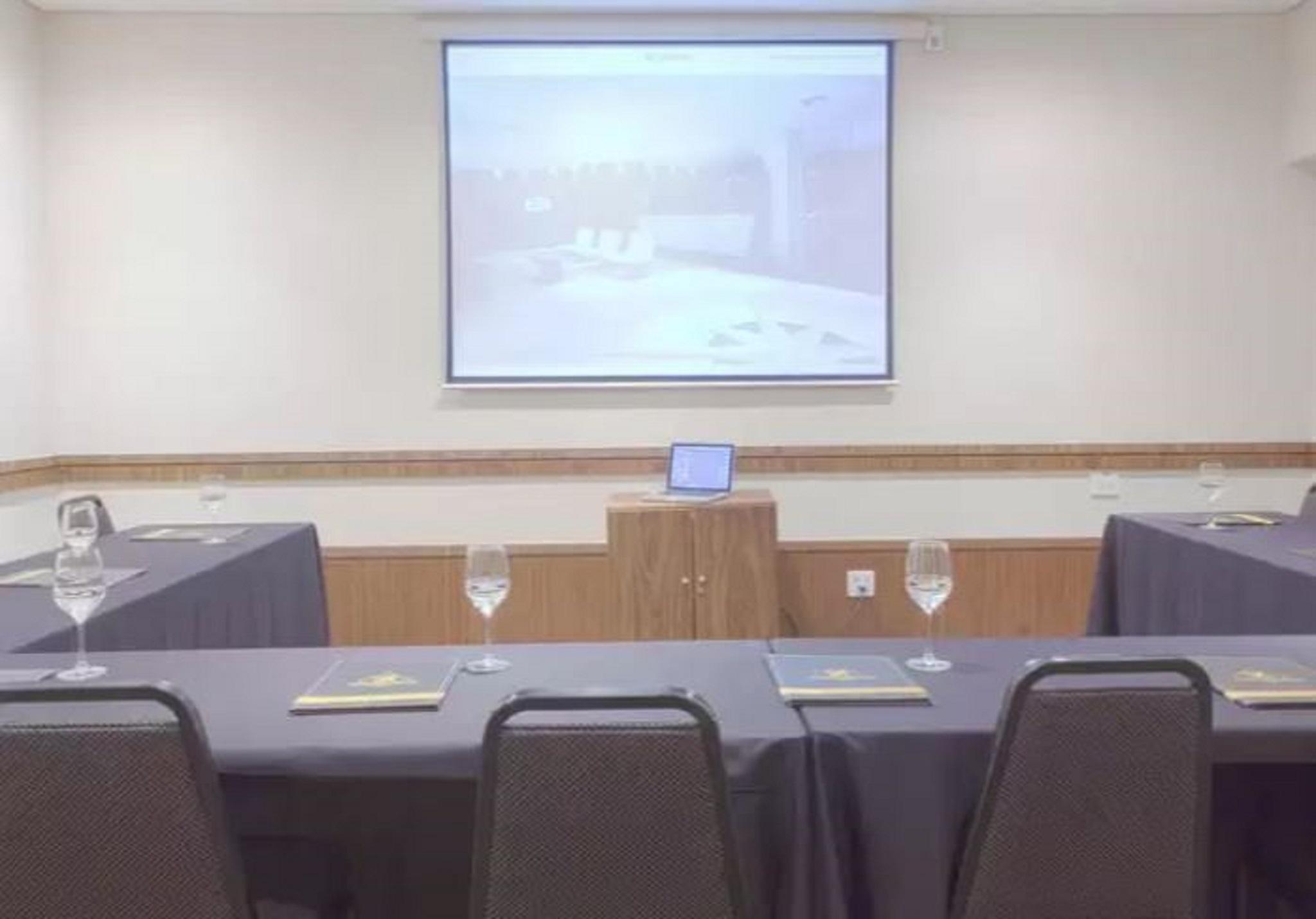 Royal Boutique Savassi Hotel Belo Horizonte Bagian luar foto A projection screen in a meeting room