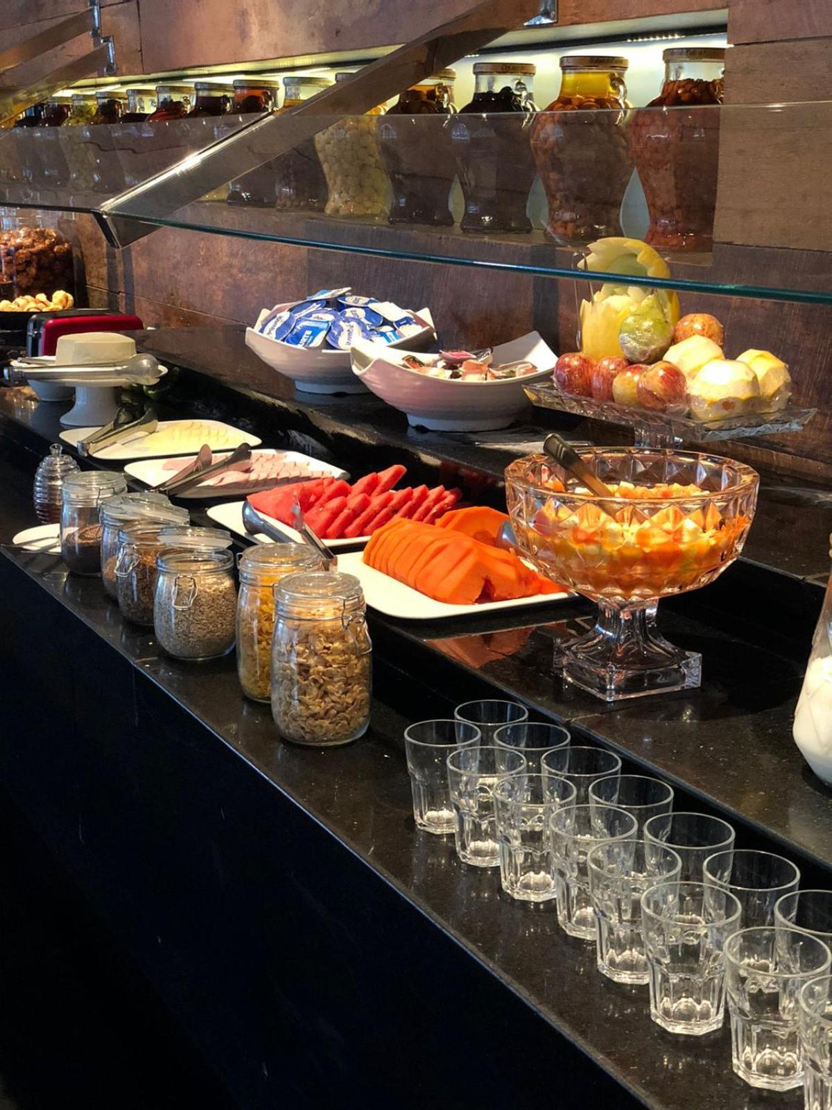Royal Boutique Savassi Hotel Belo Horizonte Bagian luar foto A breakfast buffet at a hotel