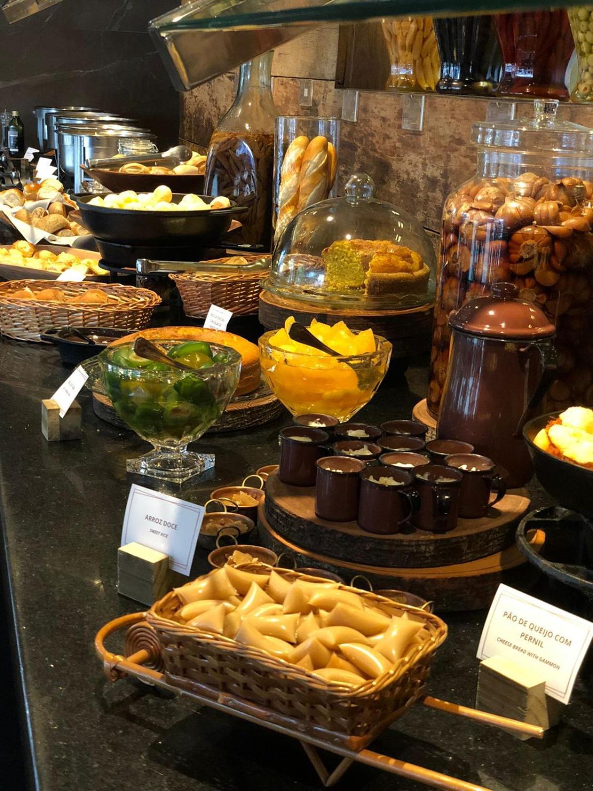 Royal Boutique Savassi Hotel Belo Horizonte Bagian luar foto A selection of desserts at a buffet