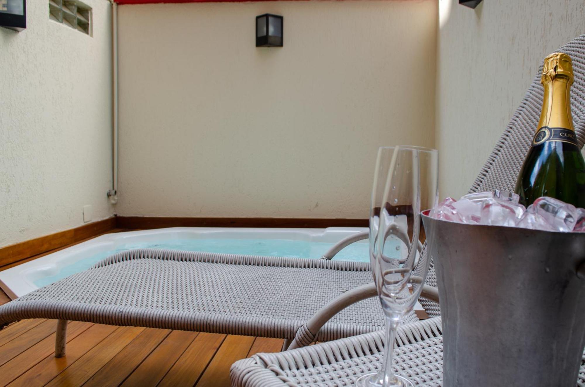 Royal Boutique Savassi Hotel Belo Horizonte Bagian luar foto A private hot tub at a hotel
