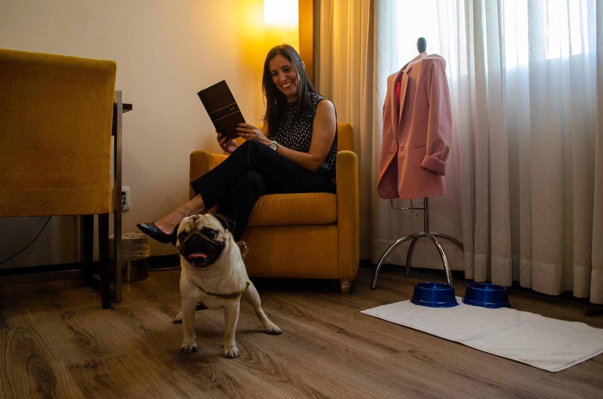 Royal Boutique Savassi Hotel Belo Horizonte Bagian luar foto A woman with her dog